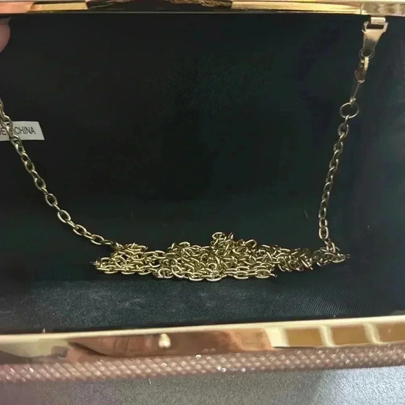 CLUTCH/CROSS BODY BAG
BRONZY GOLD WITH A HINT OF PINK - Picture 4 of 4